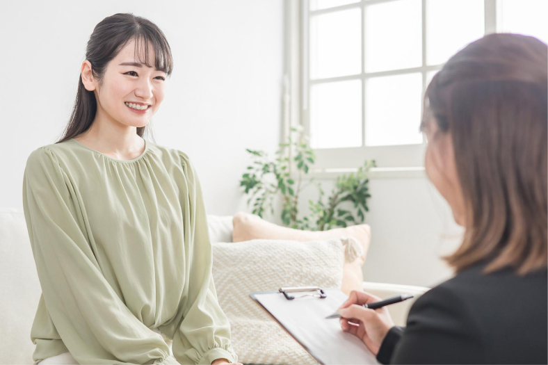 初回面談で相談をする女性と仲人