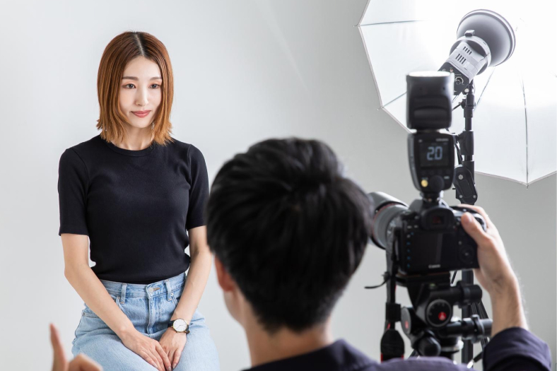お見合い写真の撮影を受ける女性
