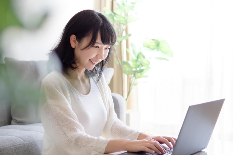 パソコンで婚活を進める女性