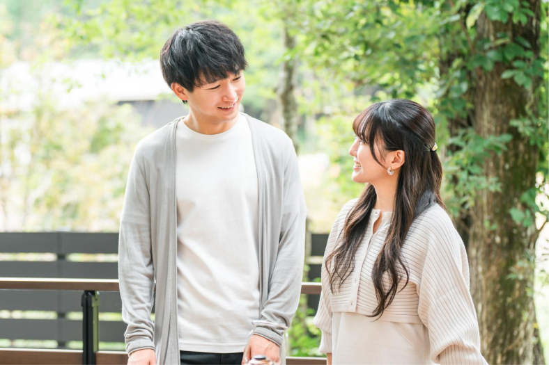 屋外で会話を楽しむ男女