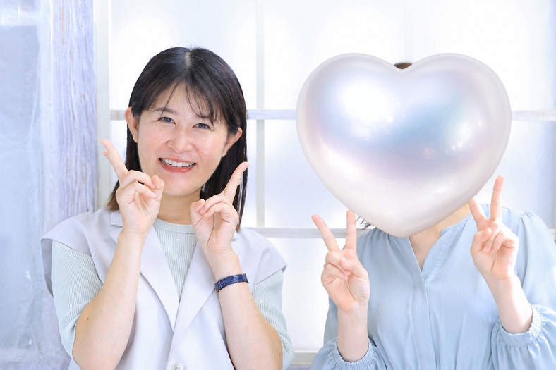 ハート型の風船を持つ会員様と仲人