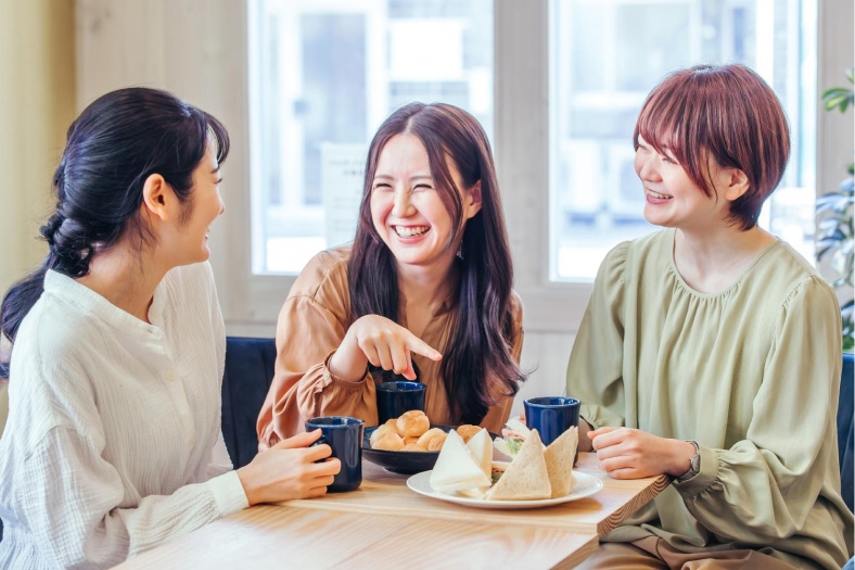 お茶会で語り合う会員様の様子