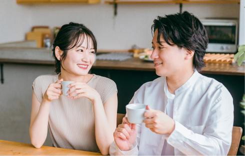 カフェで笑顔で話す男女