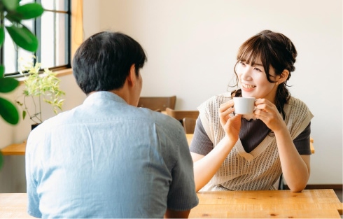 お見合いの練習をする男女