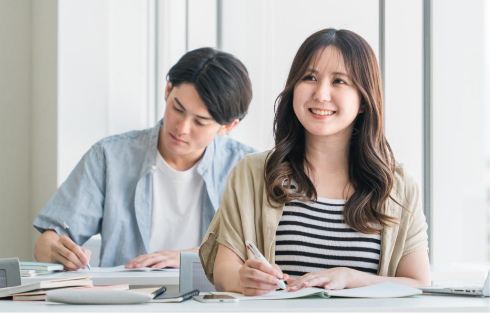勉強会で本を読む男女