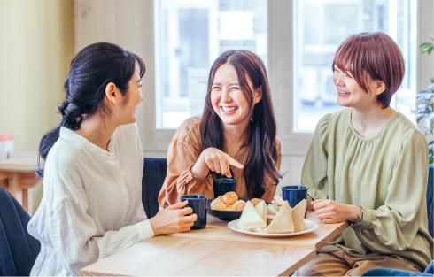 お茶会で談笑する会員様