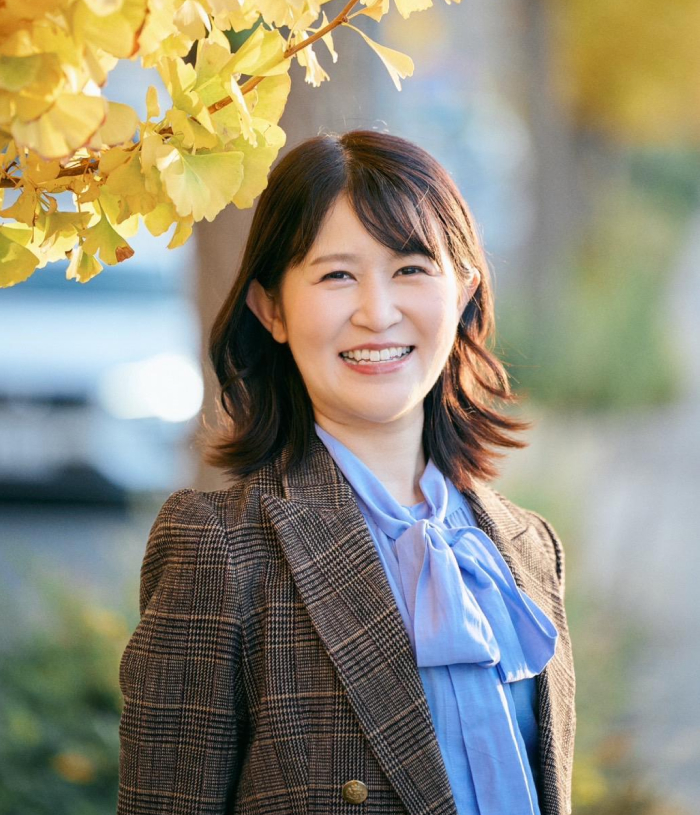 笑顔で立つ江口菜美